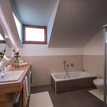 Weingut Lahn Zu Eppan Apartment *